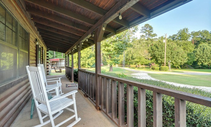 Kilgore Cottage | Kilgore Gem: Pet-friendly Cabin w/Duck Pond!