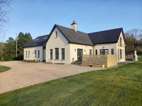 Omagh Villa | Kilskeery Lodge, modern country house with hot tub