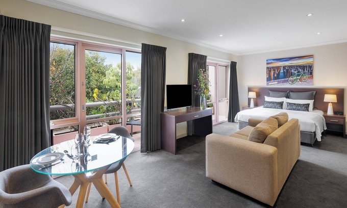 St. Kilda East Hotel | Kimberley Gardens Hotel & Serviced Apartments