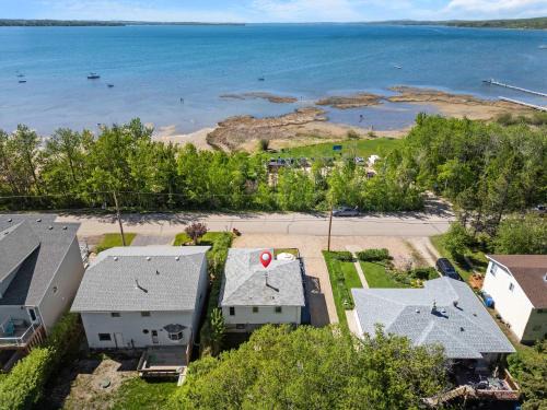Sylvan Lake House | Kinepik Cottage Sunroom with Beach Access
