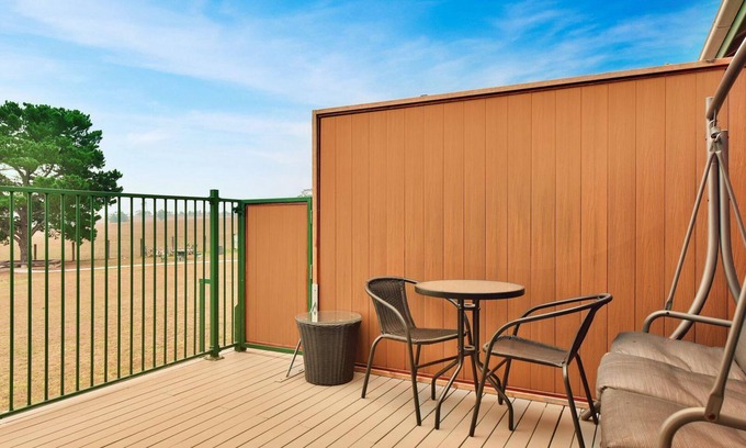 Pokolbin Apartment | King 1 - you can honestly walk to Bimbadgen and Hope Estate concerts