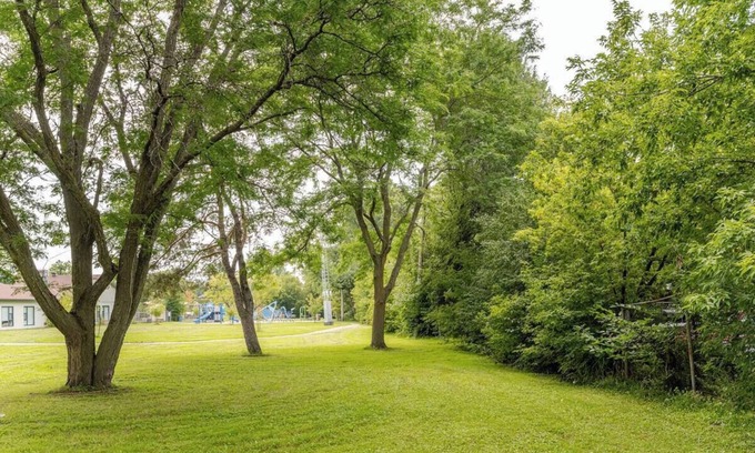 Downtown Gatineau Apartment | King 1BR, 5min Ottawa, Parking, Wifi,Golf.1