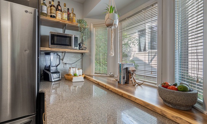 St. Albert House | KING BED! 3 Bdrms- FAST WIFI- A/C - Family-Friendly!