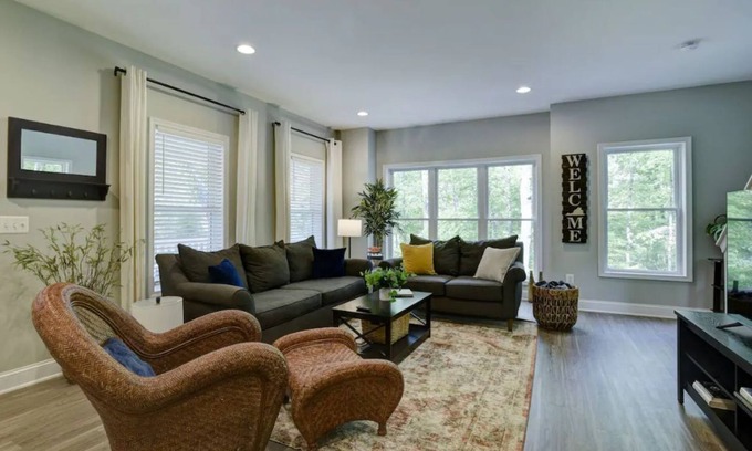 Leesburg House | King Bed 3 Bedroom New Farmhouse