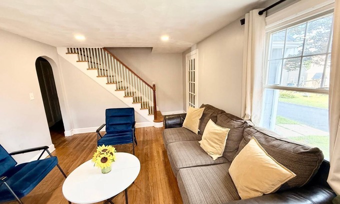 Bristol House | KING BED, Affordable Classic Bristol Home Sleep 8+