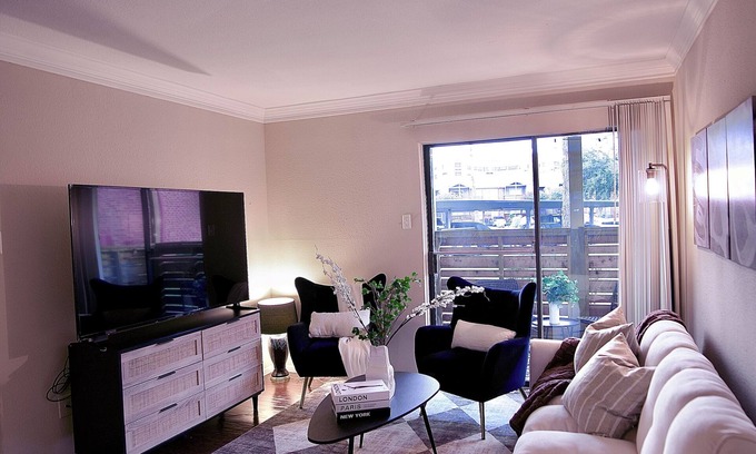 Astrodome Apartment | King bed apartment in Medical Center -NRG -Downtown.Free parking,WiFi,pool, gym