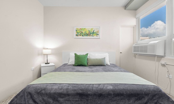 Miramar Apartment | King Bed | Balcony | Free Parking