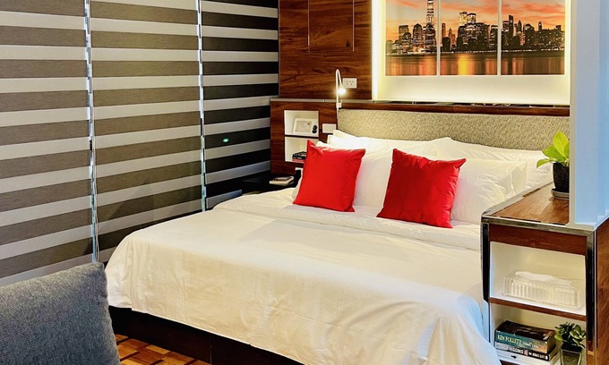 San Lorenzo Apartment | King Bed Corner Oasis @ Greenbelt