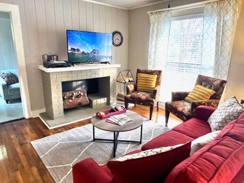 Hattiesburg House | KING BED Family Friendly Cottage - Walk to Zoo & Waterpark - Near Downtown & Midtown