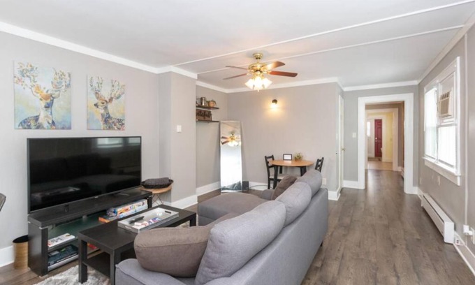 Indianapolis Apartment | King Bed, Garfield Park , Red Line, Downtown Indy!