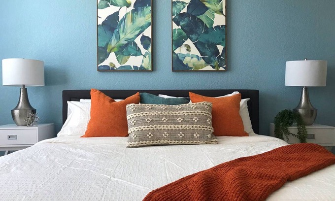 Carver City - Lincoln Gardens Apartment | KING Bed, Gym & Pool, Walk to Shopping/Food!