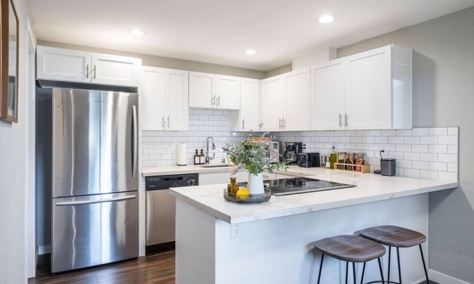 Hillwood Apartment | King Bed | In Unit Laundry | Mins to Seattle