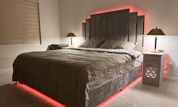 West Seneca House | King bed - Perfect Room - shared living room - Bills Stadium and Tesla