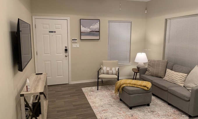 Edinburg House | King Bed Pet Friendly Retreat with Private Terrace in Gated Community!
