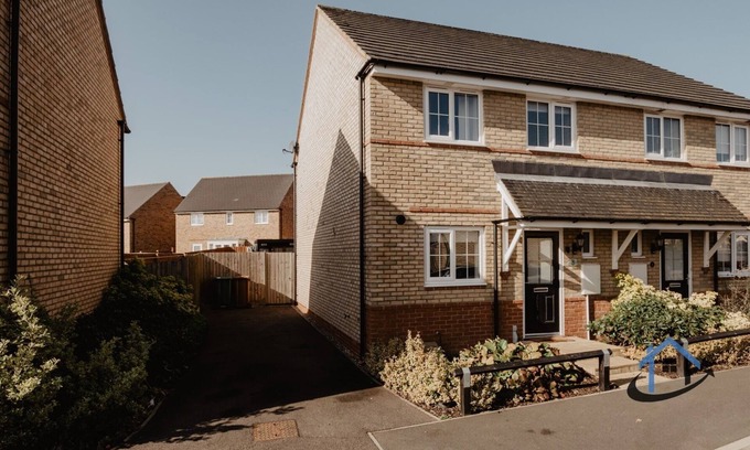 Corby House | King bed, pets, corporates, parking x2, fast wifi