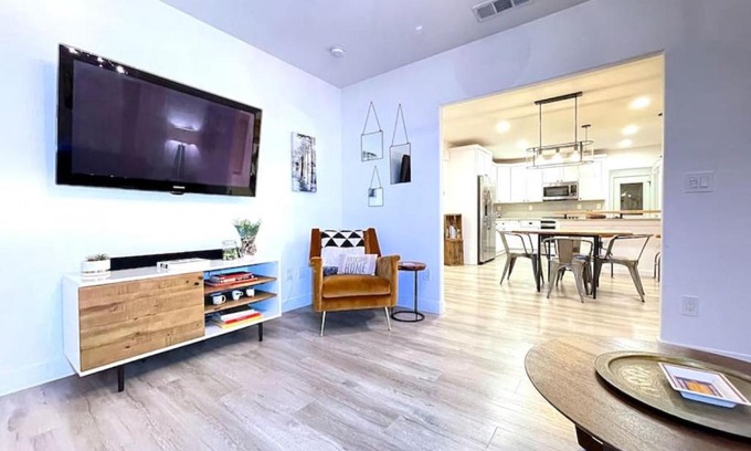 Central Sacramento House | King Bed-Private Yard-Driveway Parking