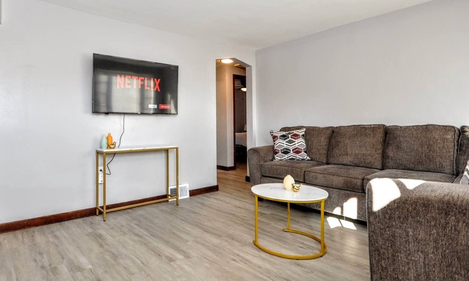 Brentwood House | King Bed! Quiet Pittsburgh Home! Close to City!