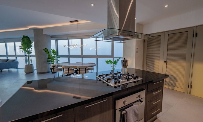 Calidonia Apartment | King Bed Suite/280 Degree View/500mbs WiFi