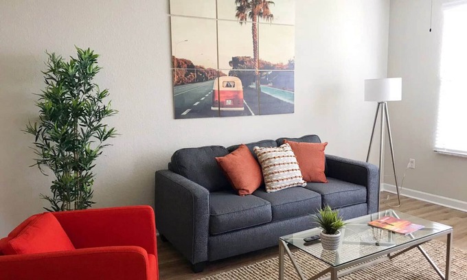 Carver City - Lincoln Gardens Apartment | KING Bed, Walk to Shopping/Food, Pool and Gym!