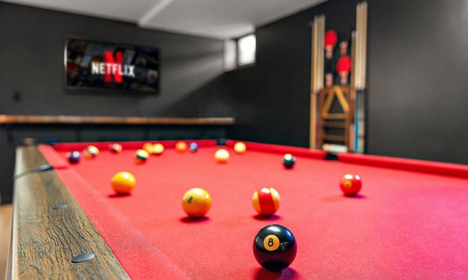 Burnsville House | King Beds, Sleeps 11, *Entertainment Included!*