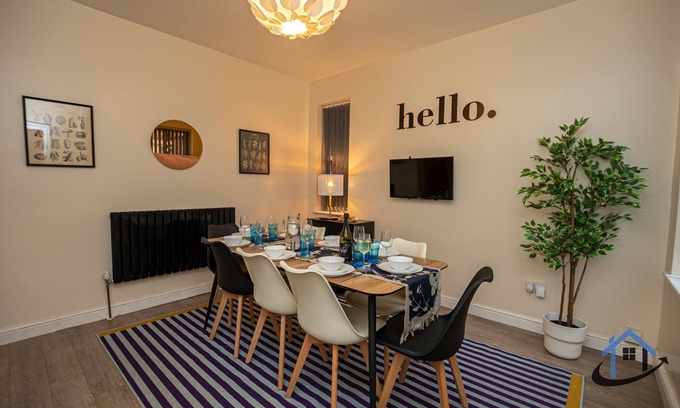 Nottingham House | King beds, workspace, corporates, parking, sleeps 10n