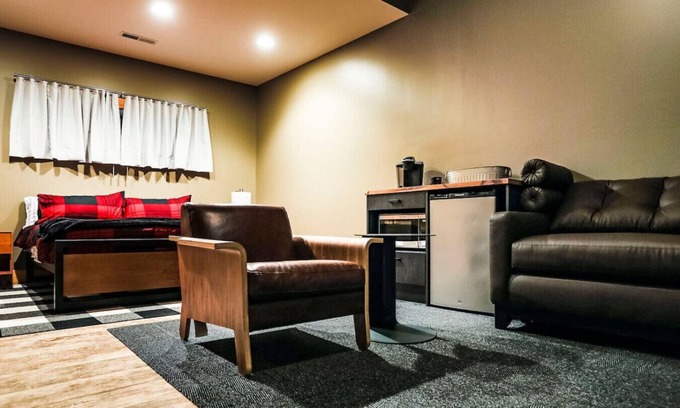 Maple Hill House | King Cabin Room Sunflower
