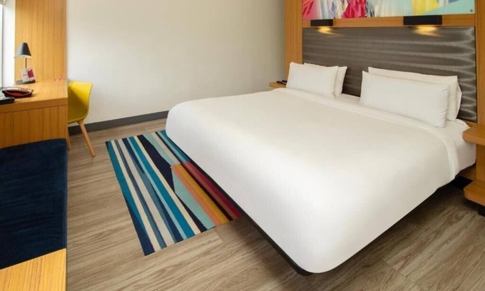 Doral Apartment | King Guest Room Near Menta y Canela Nail Salon MIA