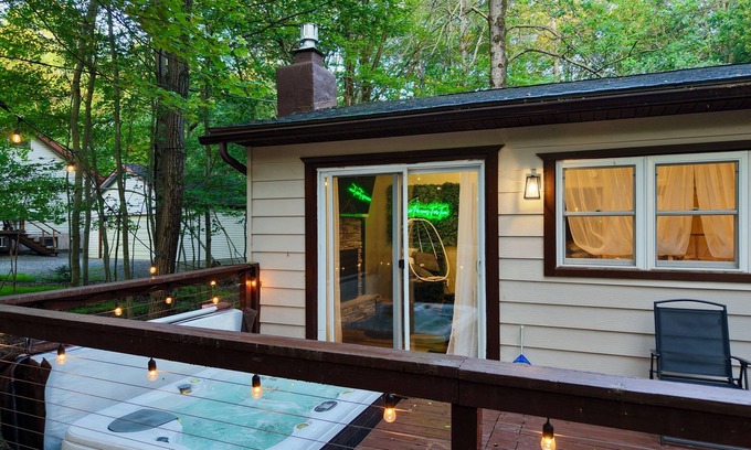 Briar Crest Woods Cabin | King - Massage - Pet Friendly - Romantic