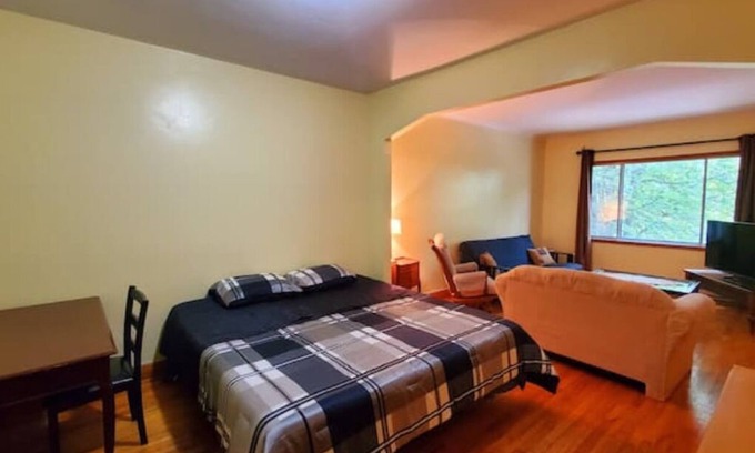 Roussillon Regional County Municipality Apartment | King & Queen Beds, 2 Bedrooms Apartment with Parking, River View