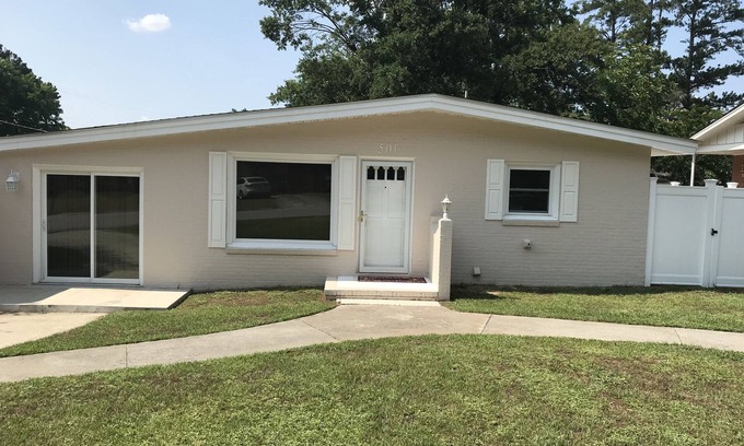 Goldsboro House | KING'S COURT - Entire House - 3 Bedrooms - Cozy, Comfortable & Clean