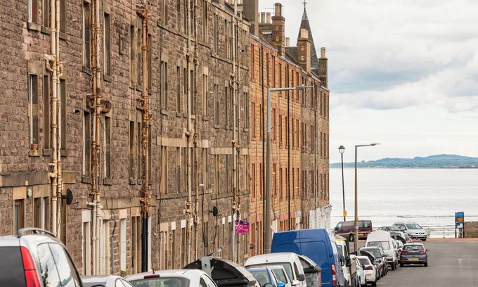 Portobello Apartment | King's Road [425] is a Quirky seaside apartment minutes walk from Portobello beach.