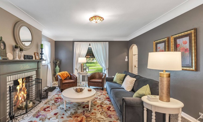 Toledo Cottage | King-sized bed, Family and pet friendly, Full kitchen, Laundry room, Garage
