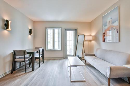 Oro-Medonte Apartment | King Studio Suite heated Pool and Sauna