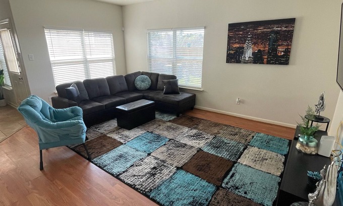 Greater Greenspoint House | KING SUITE COZY 3 BEDROOM 3 BATHROOM HOME near IAH|DOWNTOWN!