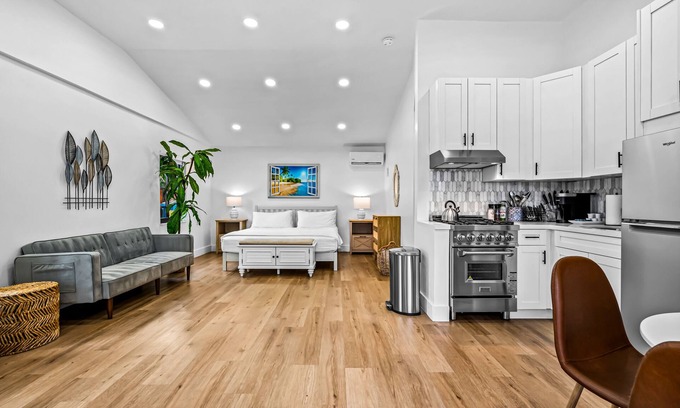 Flagler Village Apartment | King Suite in a Tropical Retreat Freedom House Fort Lauderdale Suite 4n