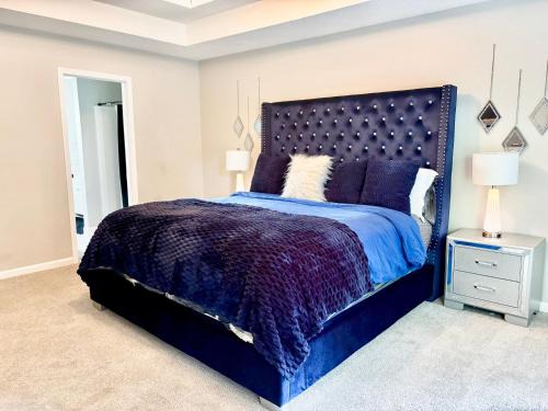 Ellenwood House | King Suite - Private Bath - Gym - Hot Tub - Game Room