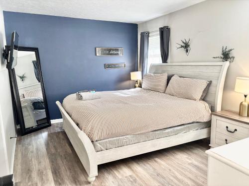 Jonesboro House | King Suite - Private Bath - Hot Tub - Home Theater - Room 5 735