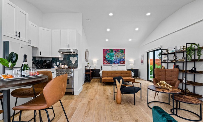 Flagler Village Apartment | King Suite w/a private Hot-tub in a Tropical Retreat Freedom House Suite 7