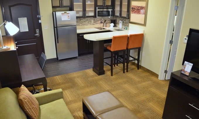 Longview Condo | King Suite w/Roll-in Shower. Free Breakfast. Indoor Pool & Hot Tub.