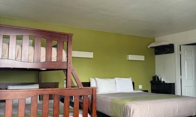 Munras Avenue Hotel | King With BunkBeds Near Downtown Monterey