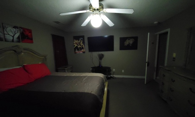 Huntcliff House | KingQueen Suite 113