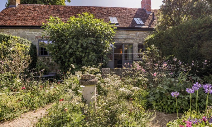 Broad Chalke Cottage | KINGS COTTAGE - NORTH, pet friendly, with open fire in Broad Chalke