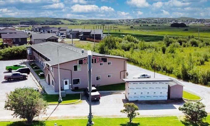 Cold Lake Hotel | Kings Court Motel