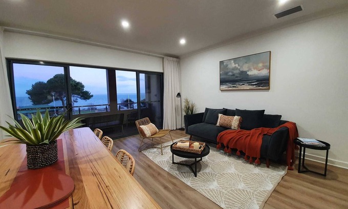 Kingscote House | Kingscote Terraces One: Ocean Views, Fabulous Town Location, Table Tennis, Wifi