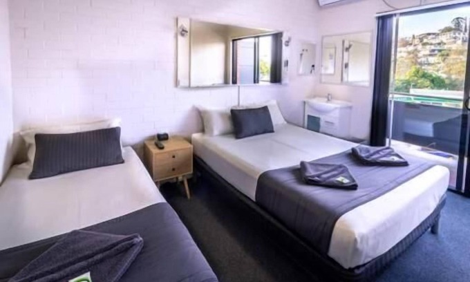 Hamilton Bed & Breakfast | Kingsford Riverside Inn