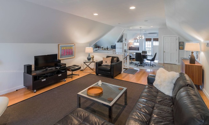 Lincoln Park Apartment | Kingston Carriage House Loft Apartment