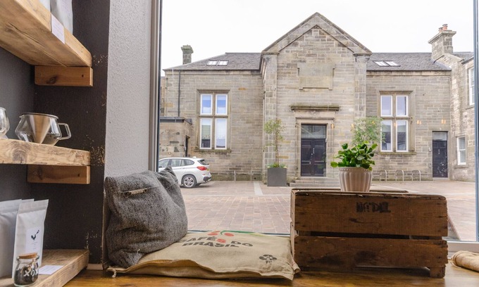 Kinross Apartment | Kinross Residence - sleeps 6 guests in 2 bedrooms