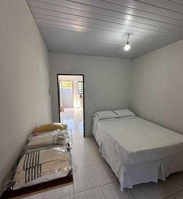 Trindade House | kitinete -01 quarto com cama de casal, banheiro privativo