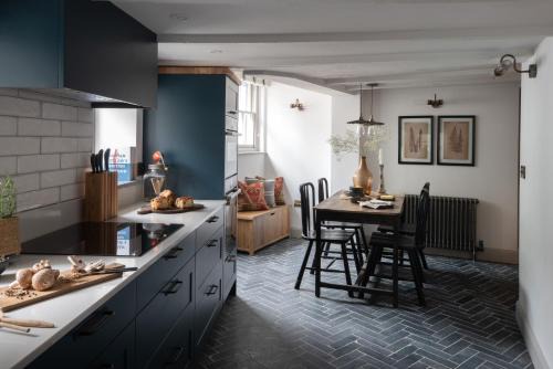 Port Isaac House | Kittiwake Cottage - Charming harbour-side cottage, luxury interiors