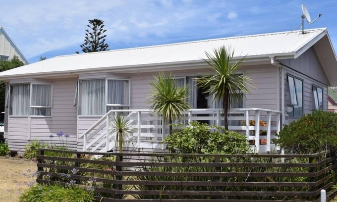 Bowentown House | Kiwi getaway family bach @ Waihi Beach - relax and unwind